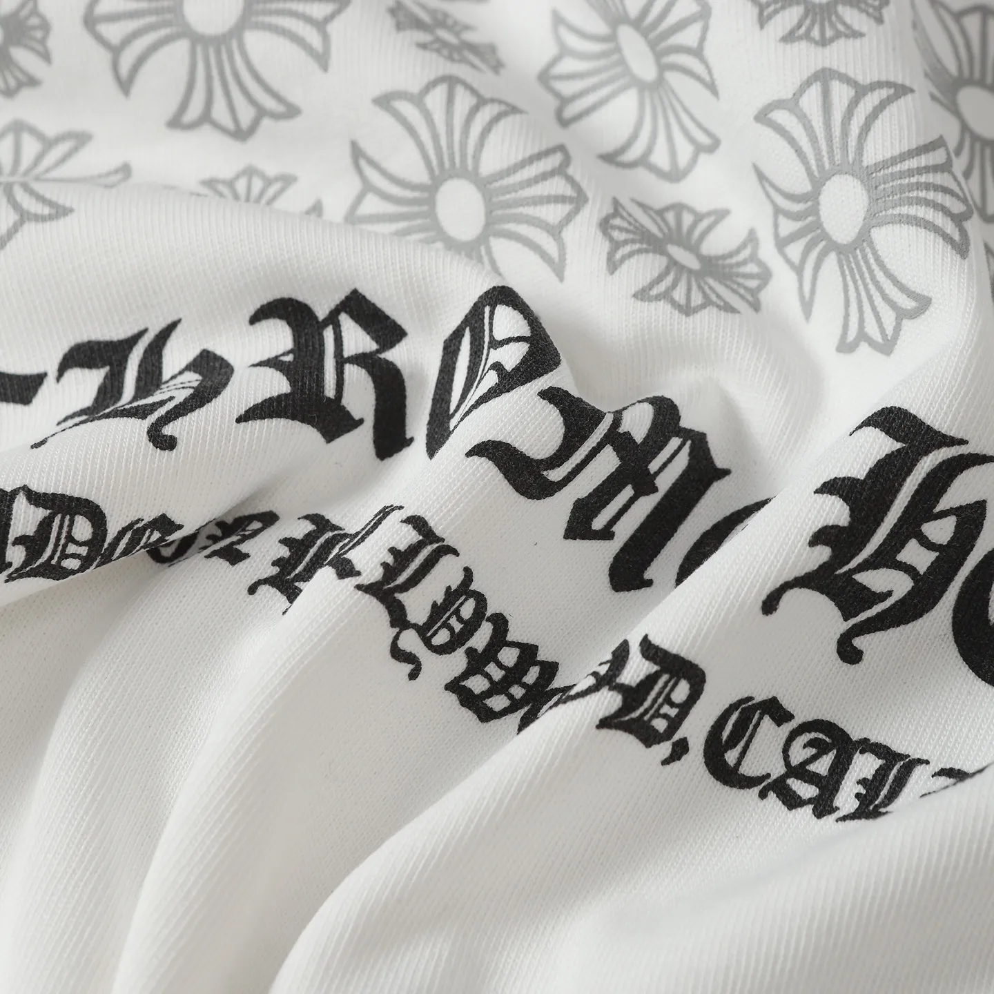 🅿️170 CHROME HEARTS/Chrome Heart CH starry cross printed short-sleeved T-shirt The fabric is made of 280g heavy combed cotton, customized with 32 count 1*1 threads. The ready-made garments are washed twice. The fabric is comfortable and skin-friendly without any strange feeling. Custom-dyed fabrics with high textile density, good drape and not easy to deform. The thick texture and compact spinning process will not affect the breathability of the fabric. The color saturation is very high. Imported digital direct-injection printing technology. A versatile and good-looking short sleeve. The loose fit covers the flesh and looks slim. Color: black, white Size: XS-L